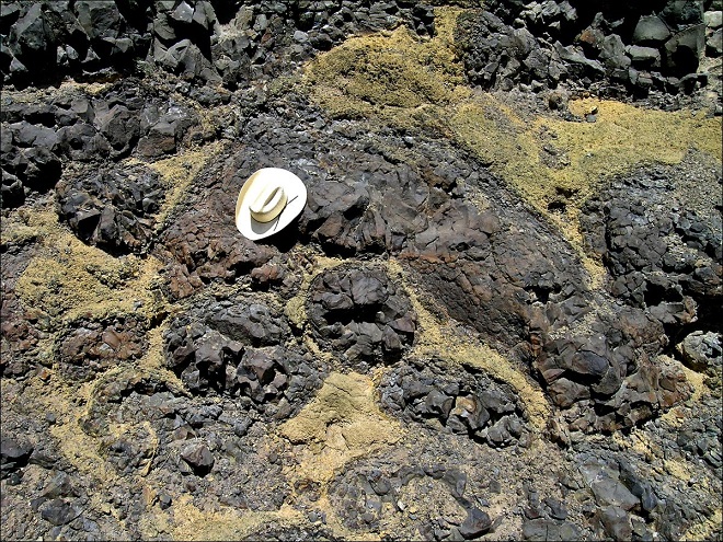 Pillow Lavas em volta de Palagonites amarelados.